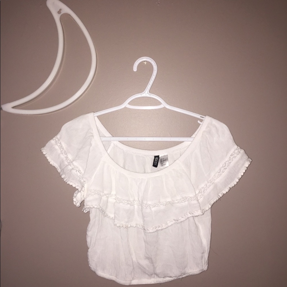 NWOT CUTE WHITE RUFFLED CROP TOP